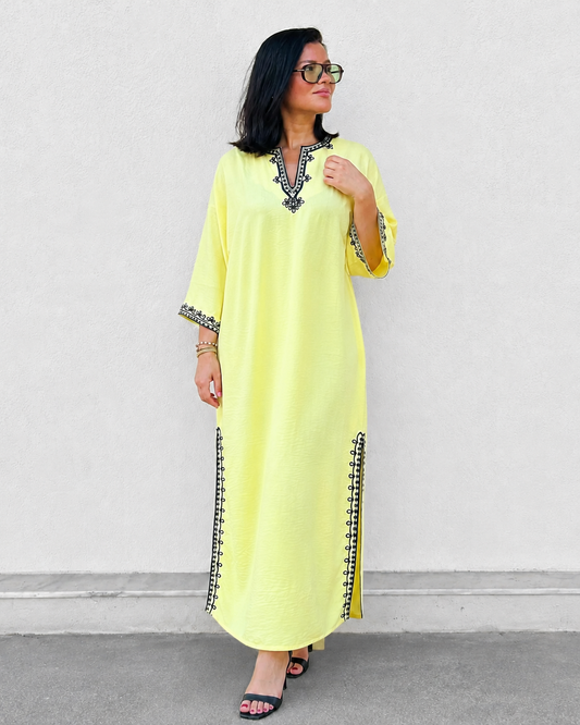 Djeba Zayna en lin jaune à sfifa noire, encolure tunisienne fendue