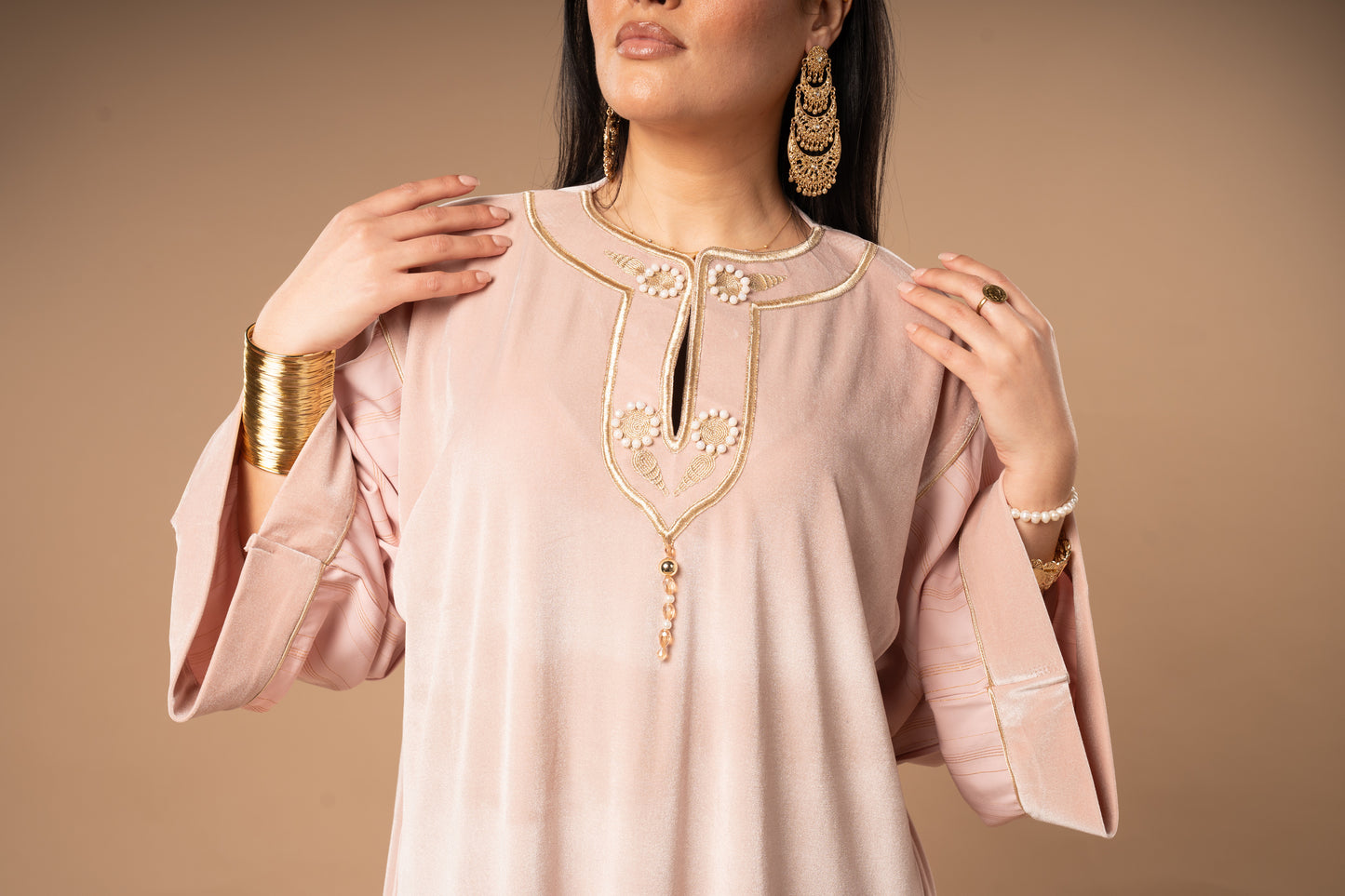 Djeba Raghad en velours brodé – Rose poudré