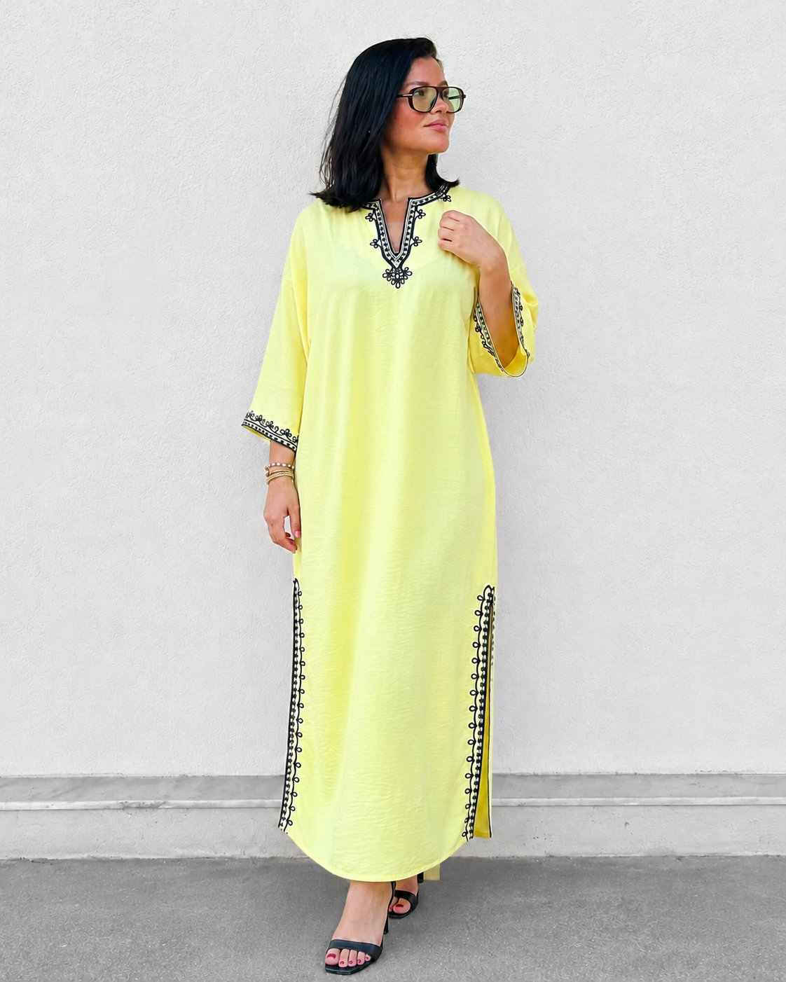 Djeba Zayna en lin jaune à sfifa noire, encolure tunisienne fendue