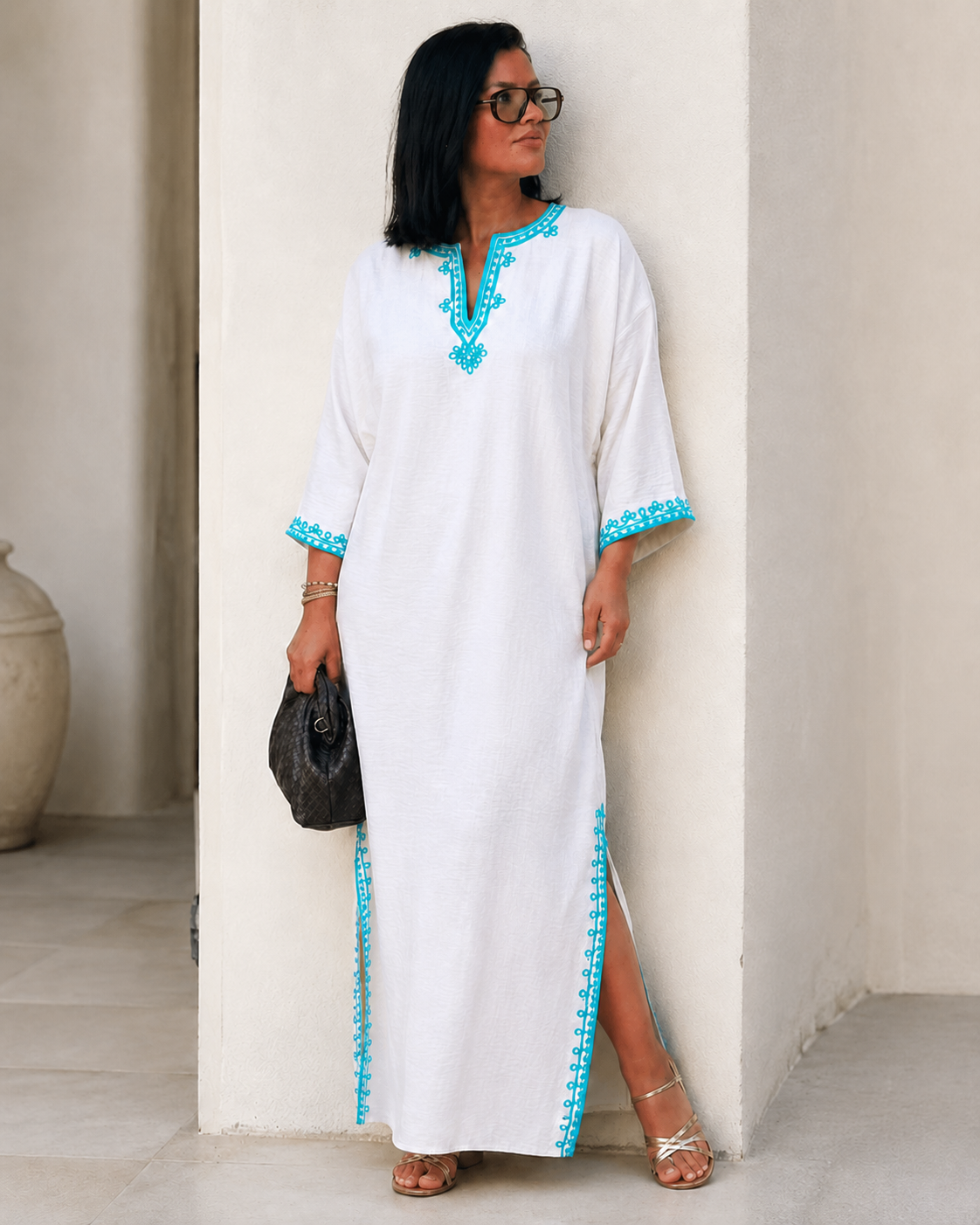 Djeba Zayna en lin blanc cassé à sfifa turquoise, ceinture tressée