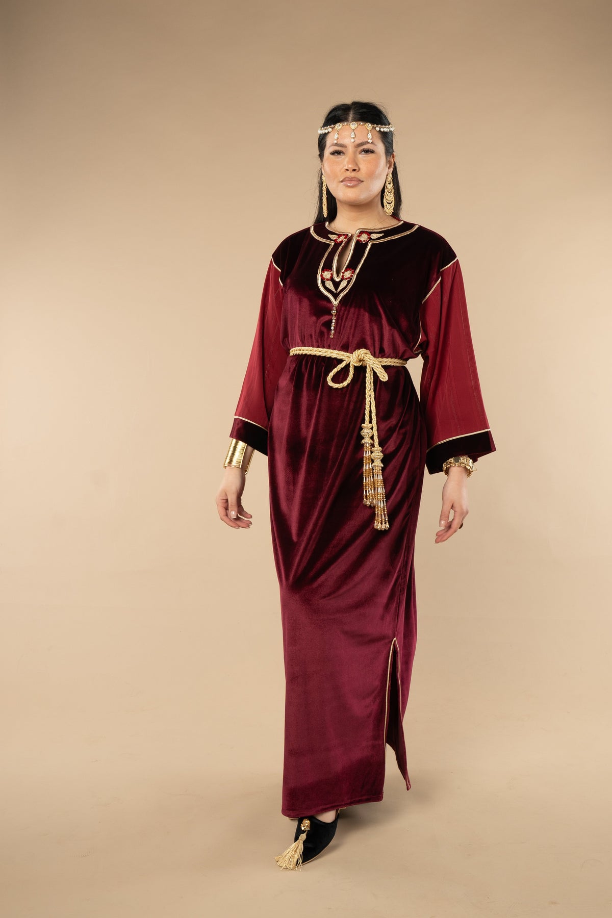 Djeba Raghad bordeaux en velours brodé de fil doré, robe longue de cérémonie