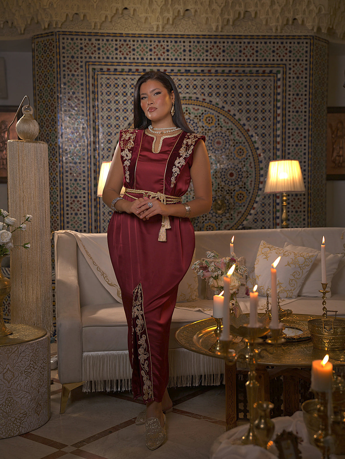 Djeba Lella grenat en satin, plastron de velours brodé main, inspiration karakou