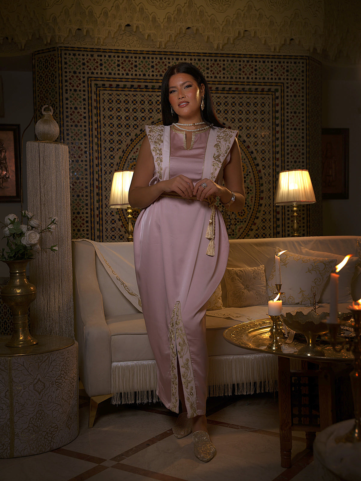 Djeba Lella rose en satin, plastron de velours brodé et perlé au fil doré