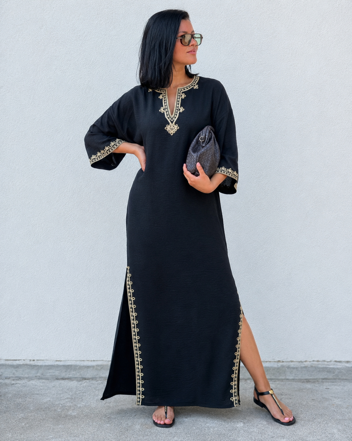 Djeba Zayna en lin noir à sfifa dorée, robe longue fluide