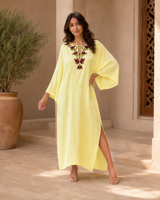 Djeba Zahra jaune à broderie florale, encolure fendue et fente latérale