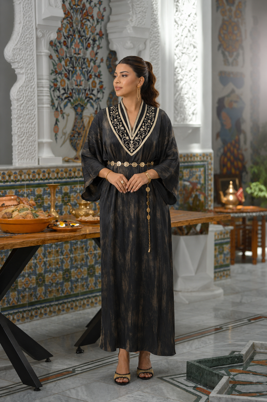 Djeba Janette noire en satin, col en velours brodé de fil doré