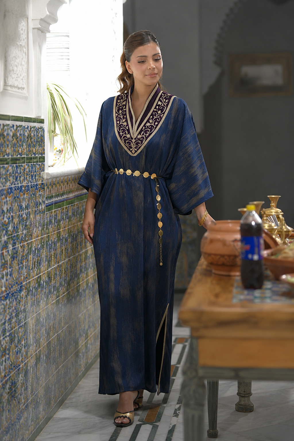 Djeba Janette bleu nuit en satin, col en velours brodé doré